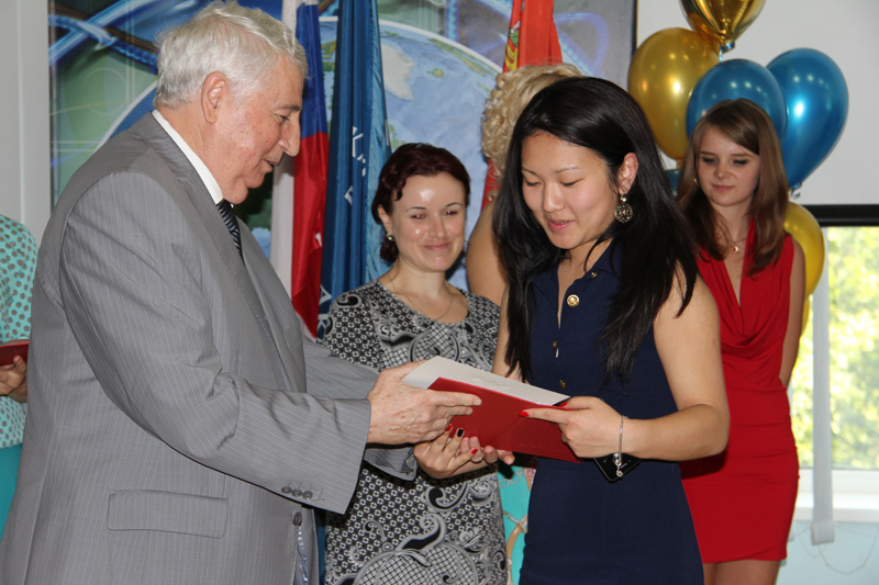 Ректор РМАТ вручает диплом о высшем образовании выпускнице 2014 года