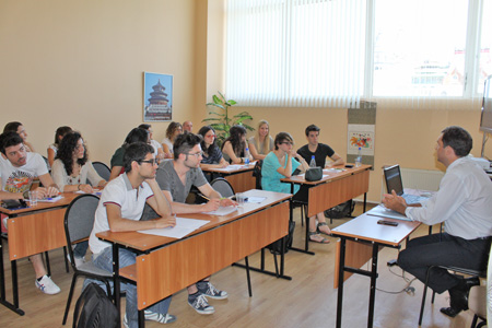 Е.Л. Писаревский (Ростуризм) читает лекцию для итальянских студентов в Академии туризма