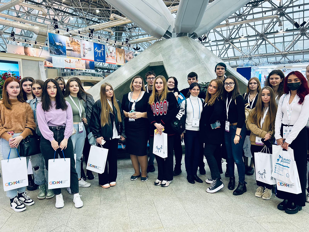 Студенты кафедры туризма и гостиничного дела РМАТ на выставке Отдых 2022