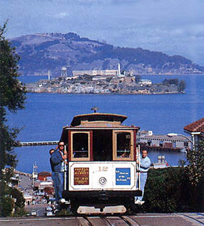 Трамвайчик на улице Сан-Франциско на фоне знаменитой тюрьмы